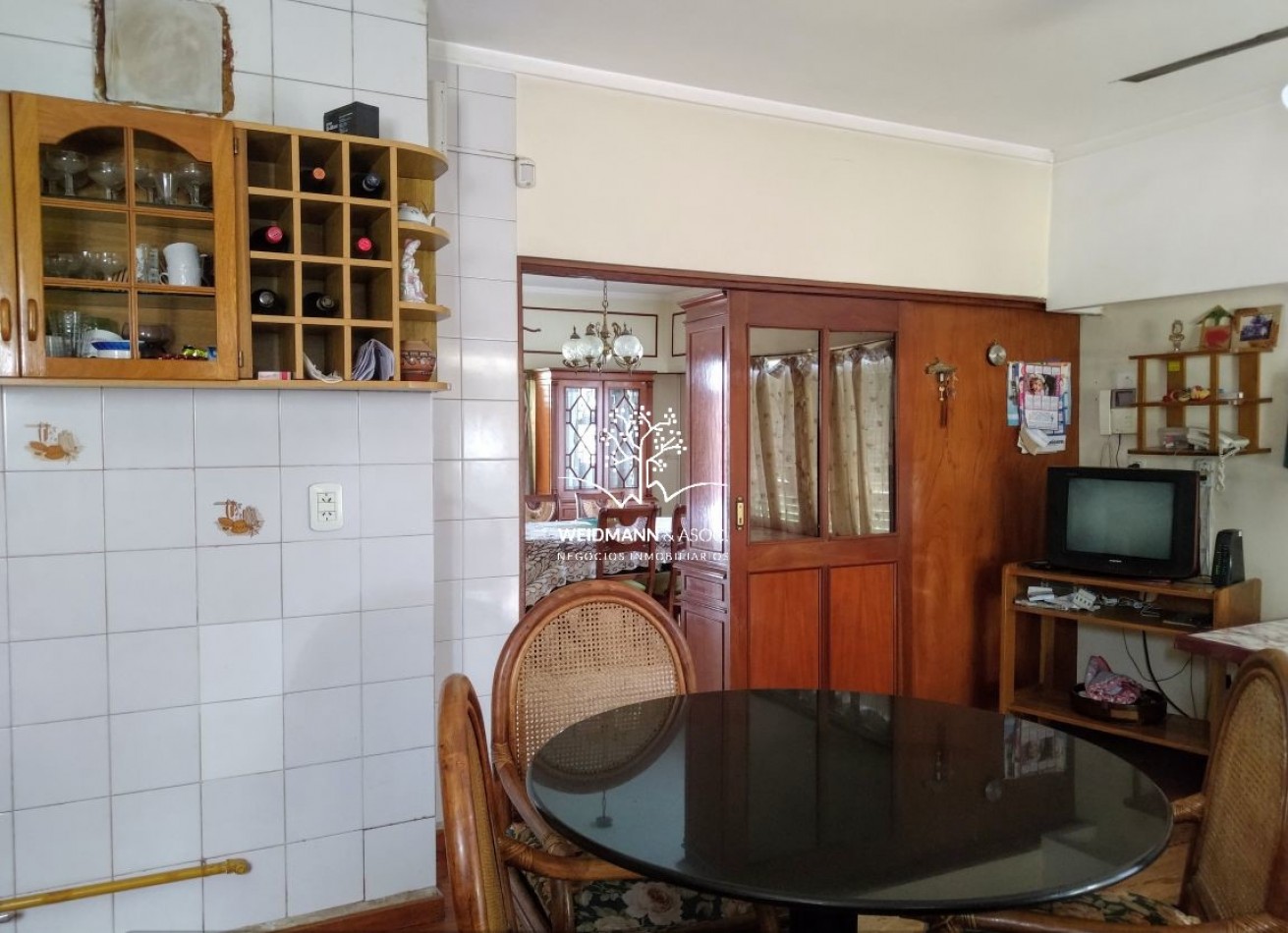 EN VENTA, GRAN PREDIO CON CASA Y QUINCHO, SALIDA A TRES CALLES