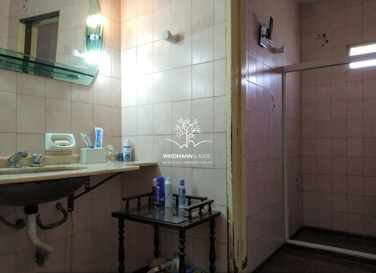 EN VENTA, GRAN PREDIO CON CASA Y QUINCHO, SALIDA A TRES CALLES