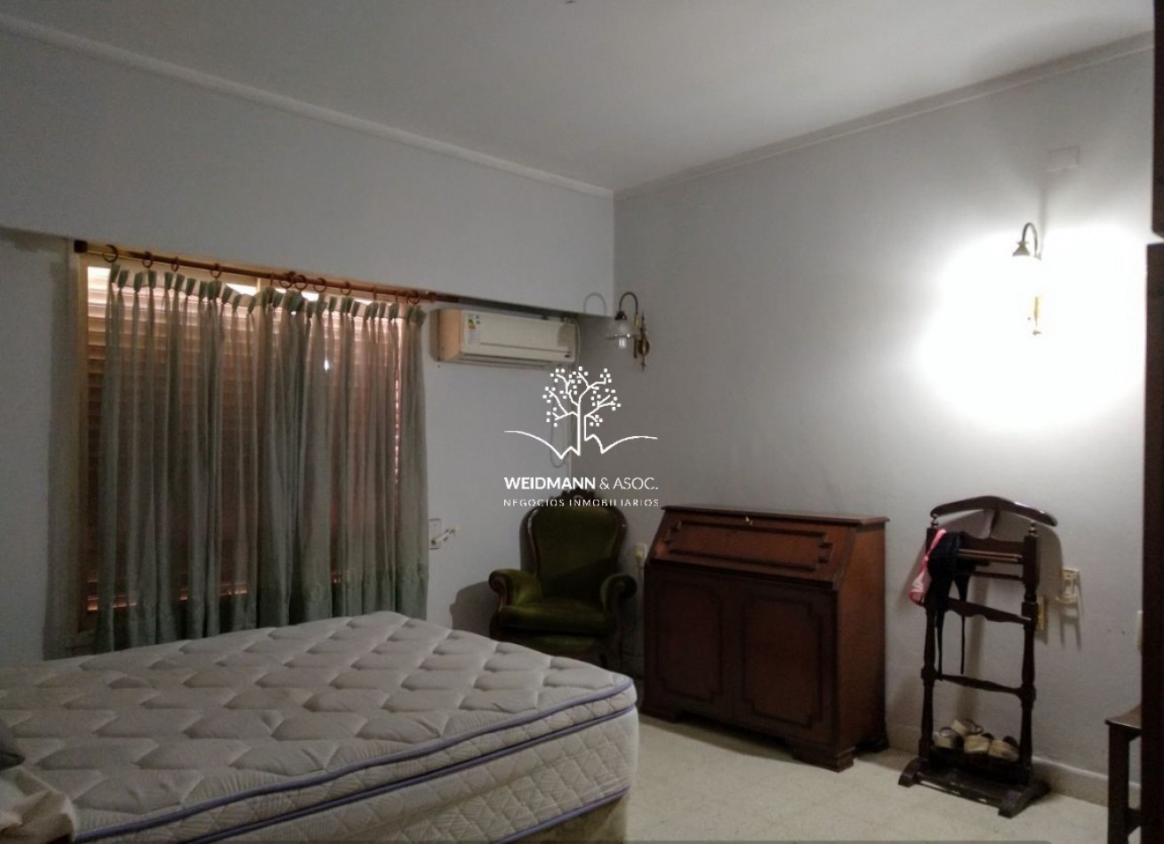 EN VENTA, GRAN PREDIO CON CASA Y QUINCHO, SALIDA A TRES CALLES