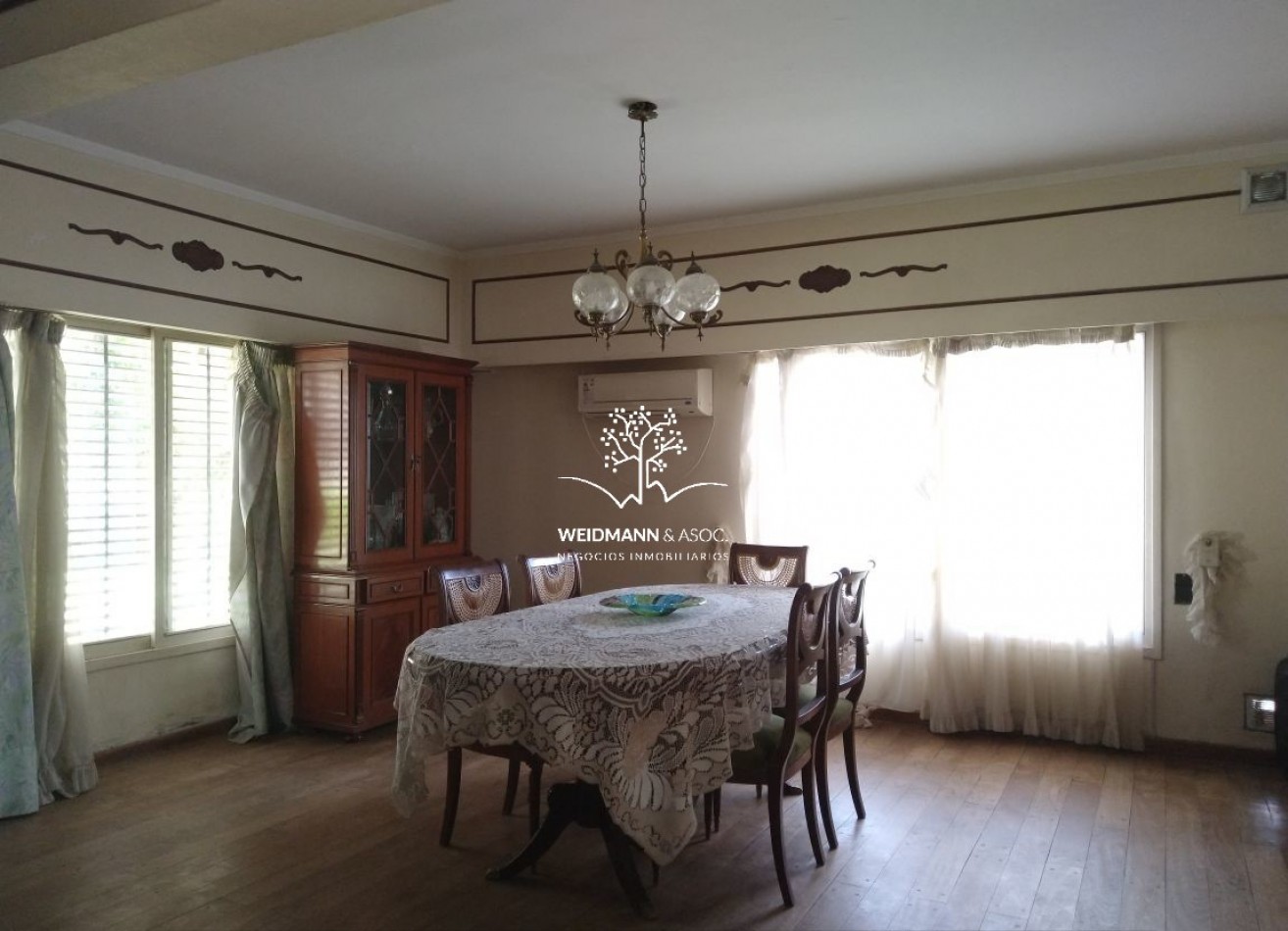 EN VENTA, GRAN PREDIO CON CASA Y QUINCHO, SALIDA A TRES CALLES