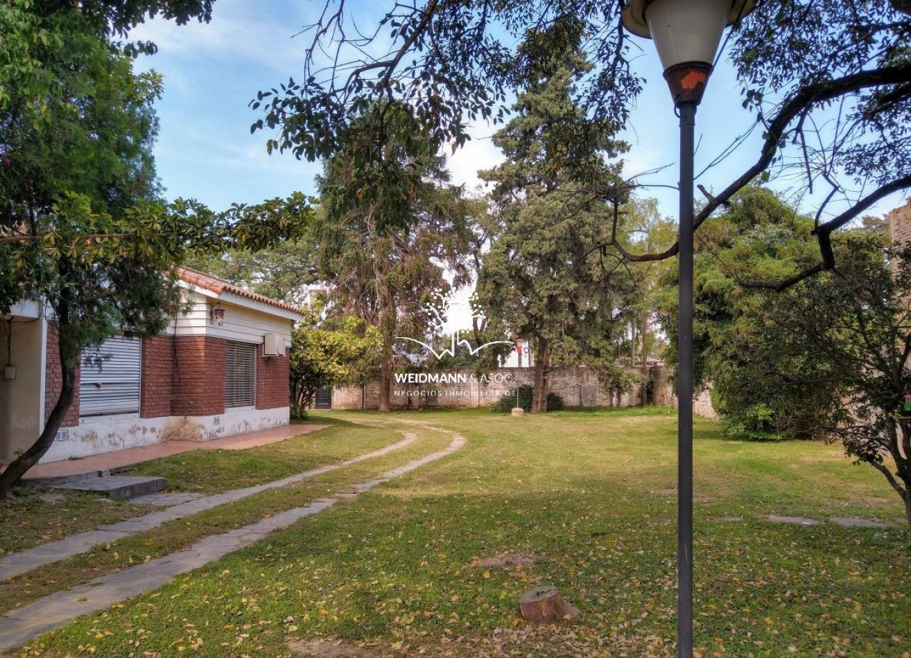 EN VENTA, GRAN PREDIO CON CASA Y QUINCHO, SALIDA A TRES CALLES