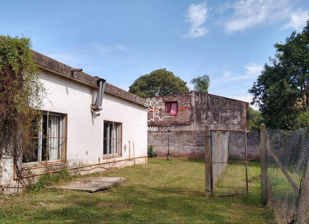 EN VENTA, GRAN PREDIO CON CASA Y QUINCHO, SALIDA A TRES CALLES