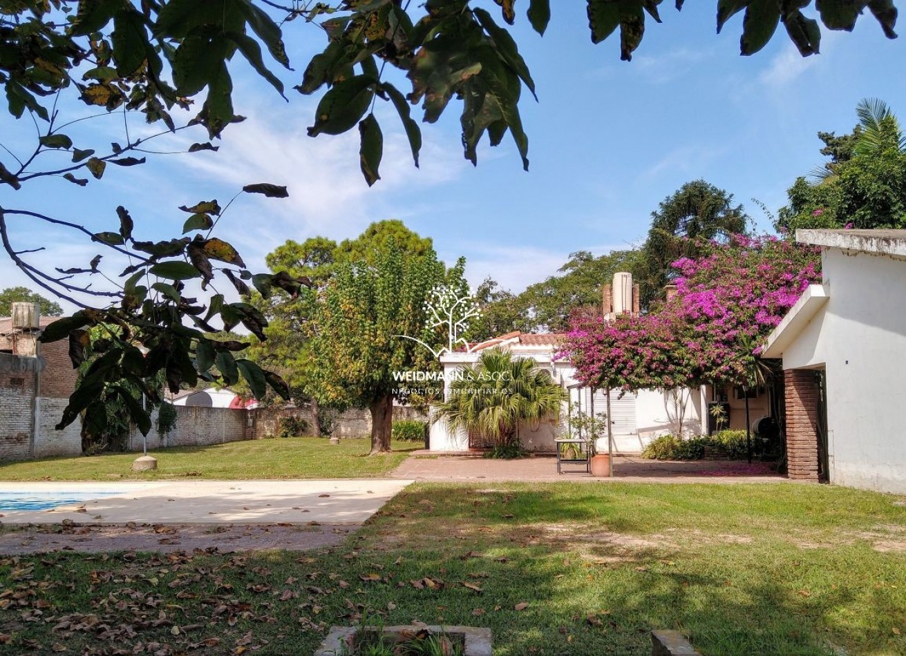 EN VENTA, GRAN PREDIO CON CASA Y QUINCHO, SALIDA A TRES CALLES