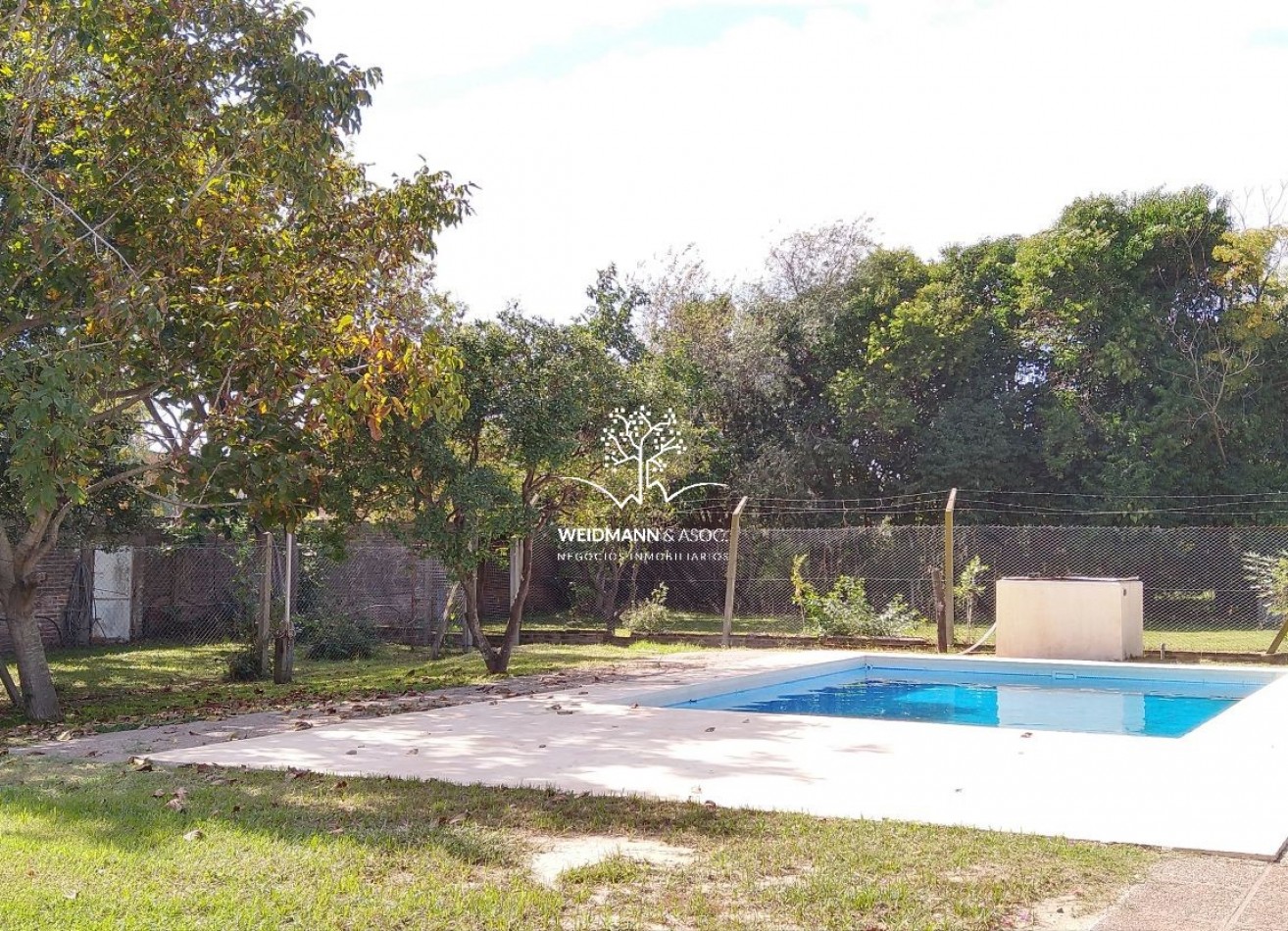 EN VENTA, GRAN PREDIO CON CASA Y QUINCHO, SALIDA A TRES CALLES