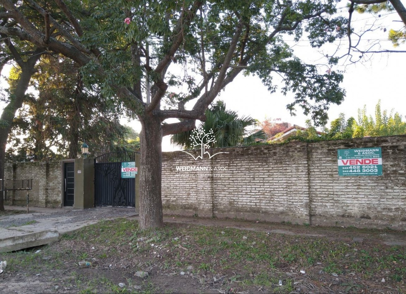 EN VENTA, GRAN PREDIO CON CASA Y QUINCHO, SALIDA A TRES CALLES