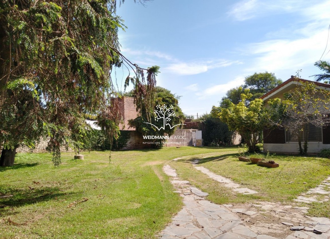 EN VENTA, GRAN PREDIO CON CASA Y QUINCHO, SALIDA A TRES CALLES