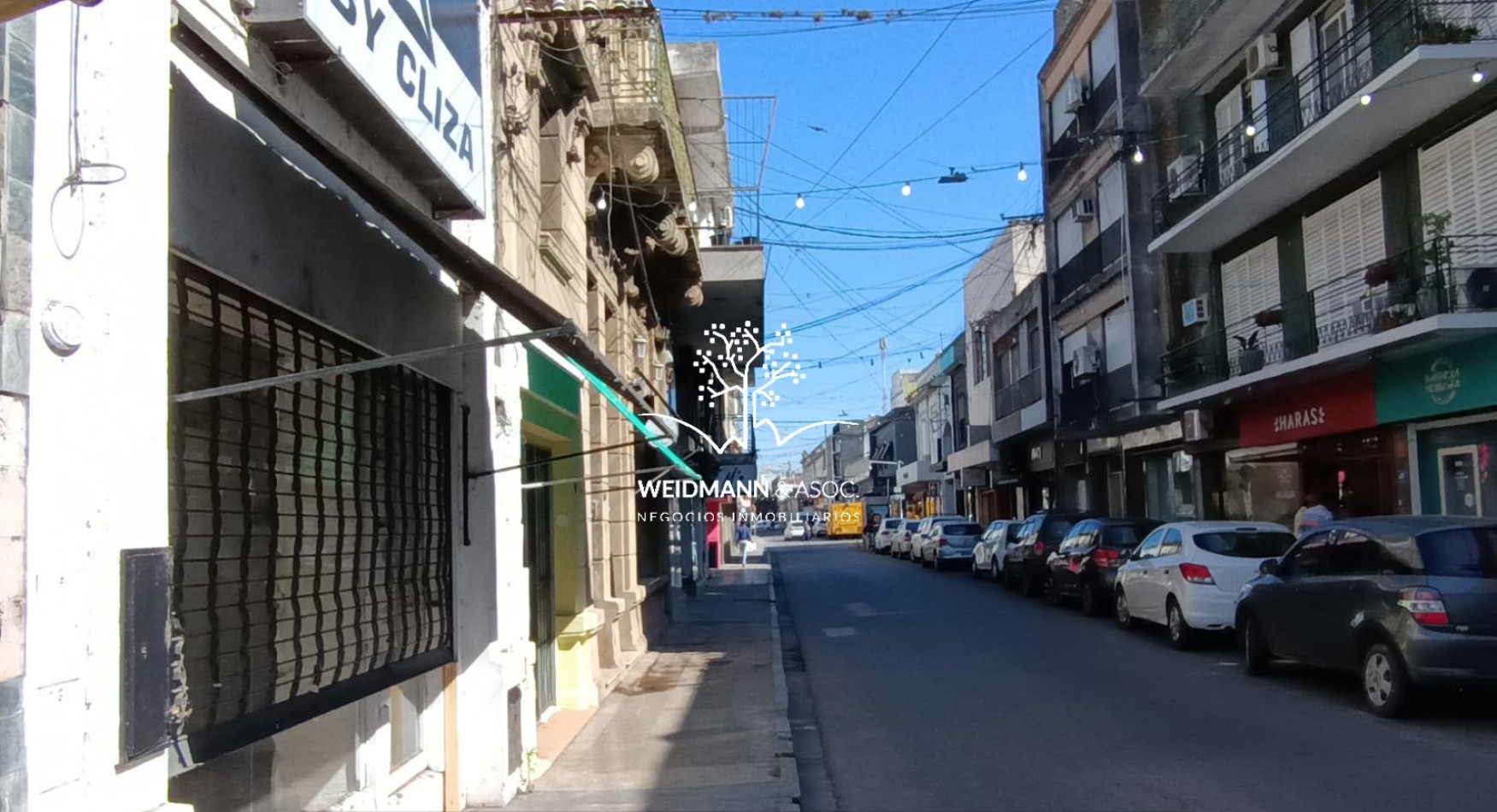 Casa centrica con dos locales comerciales en venta, a media cuadra de la peatonal. Ideal p/inversion.