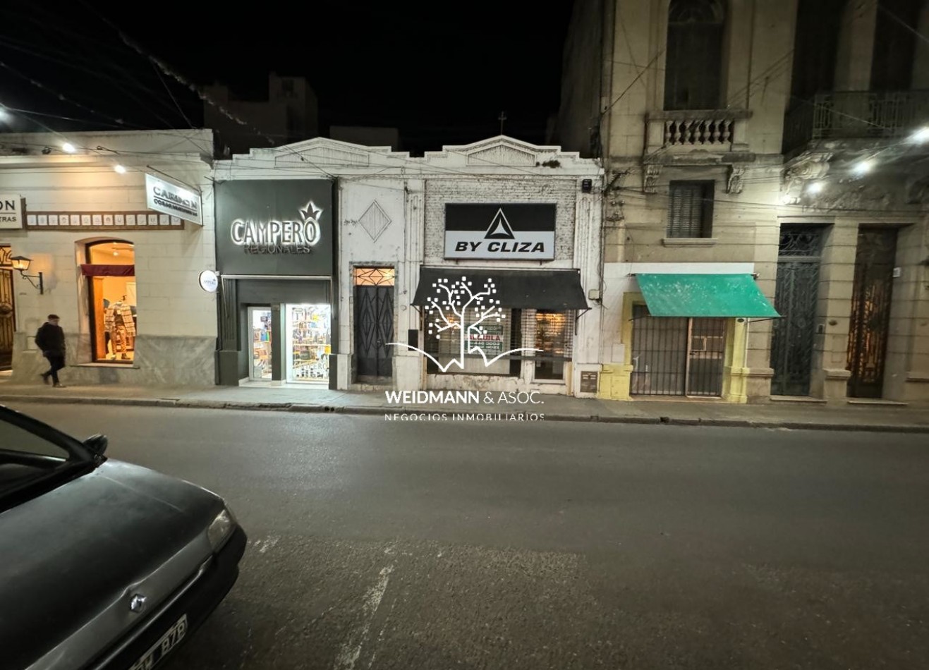 Casa centrica con dos locales comerciales en venta, a media cuadra de la peatonal. Ideal p/inversion.