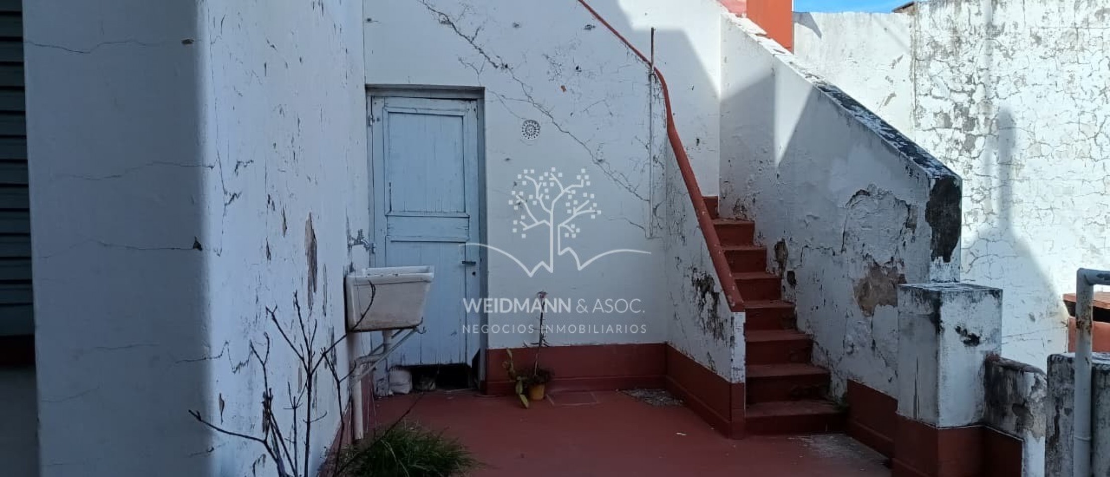 Casa en venta, PH en esquina, Hipolito Yrigoyen y Avenida Freyre