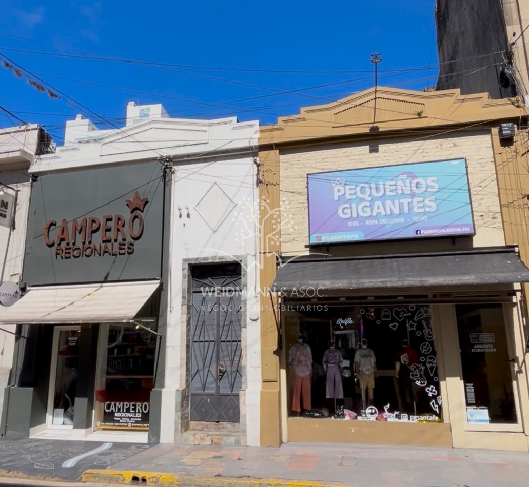 Casa centrica con 2 LOCALES COMERCIALES en venta, a media cuadra de la peatonal. Ideal p/inversion.