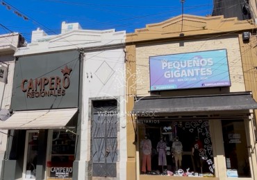 Casa centrica con 2 LOCALES COMERCIALES en venta, a media cuadra de la peatonal. Ideal p/inversion.